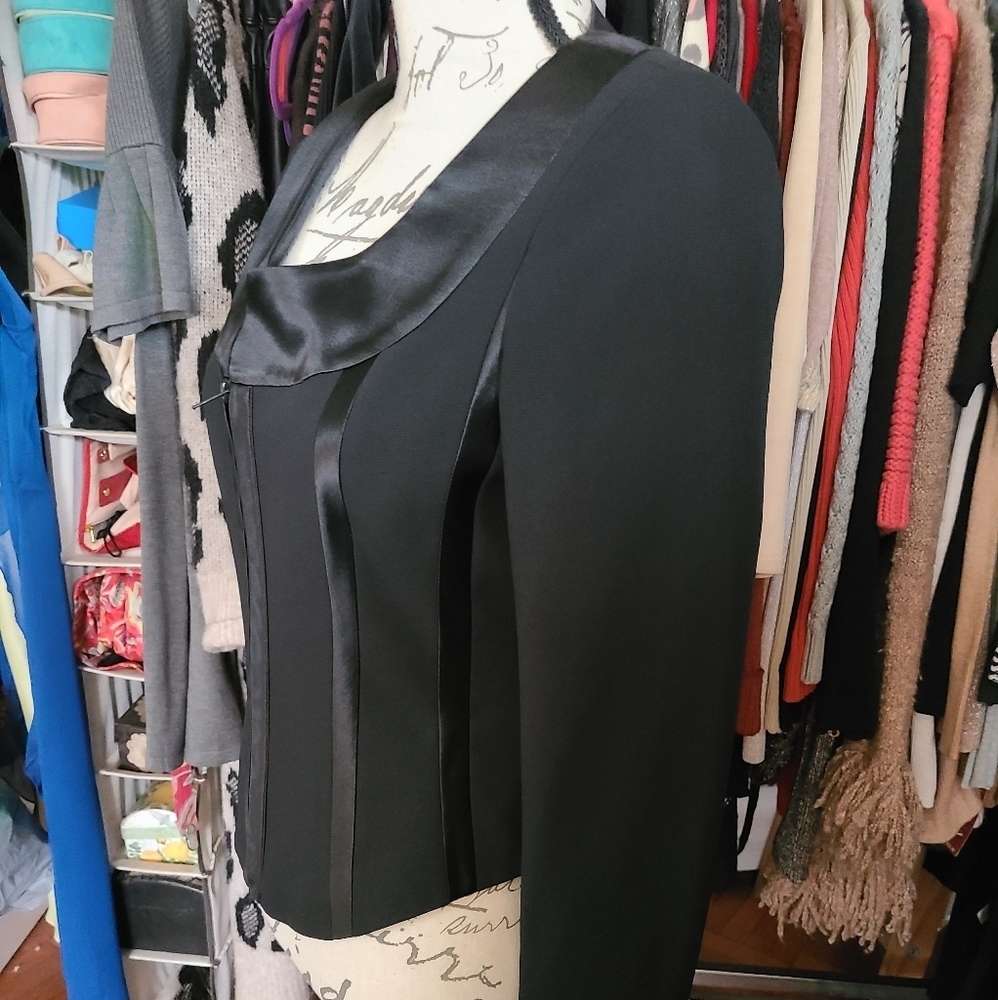 Jacket top never worn. Hp🔥🔥 - Picture 2 of 9